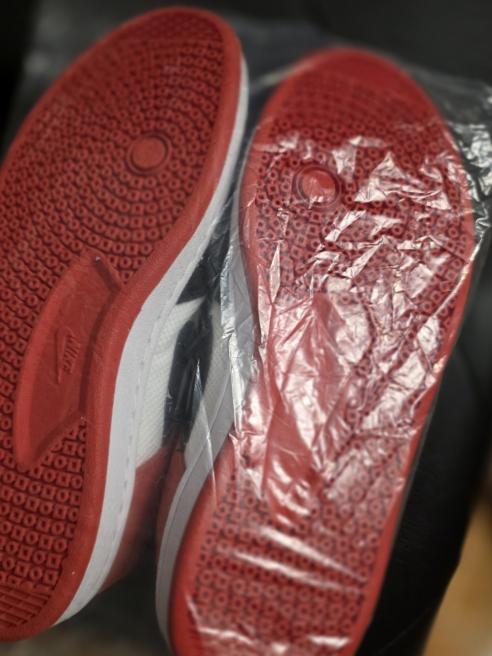 Nike SB Men’s Black White Red Skate Shoes - Picture 5 of 5